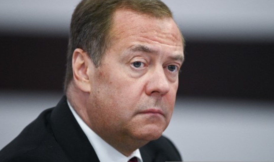 Медведев-призвал-Шольца-«встать-на-колени-и-покаяться»
